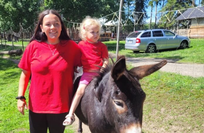 Majiteľka Farmy pod Hradom - Dívči hrad Terézia Bőhmová s dcérkou. Foto - CzT Slovensko