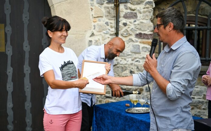 Hrad Strečno má návštevníka s číslom 1 500 000. Je to pani Zora z Českej republiky (vľavo). Foto - FB/Hrad Strečno - expozícia PMZA