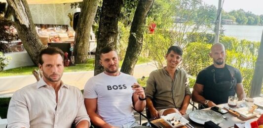 Andrew Tate (vpravo), Erik Kaliňák, Richard Glück a Tristan Tate (vľavo). Foto - IG/Erik Kalinak