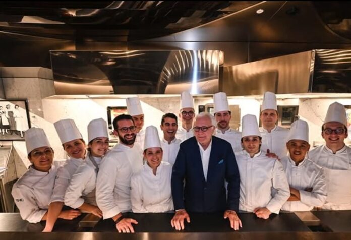 Alain Ducasse so svojimi kuchármi a kuchárkami. Foto - IG/AlainDucasse