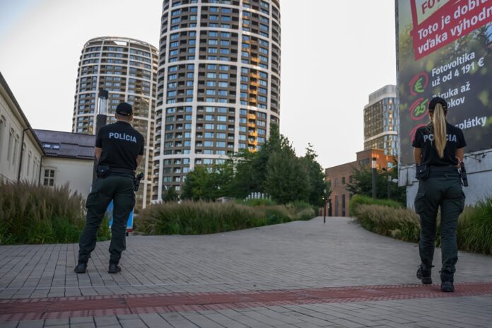 Policajti evakuujú časť Bratislavy pre nevybuchnutú leteckú bombu. Foto TASR - Jaroslav Novák