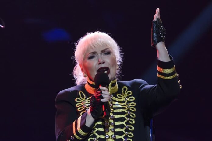 Marika Gombitová počas vystúpenia na Krištáľovom krídle v marci 2024. Foto - marikagombitovaofficial.com