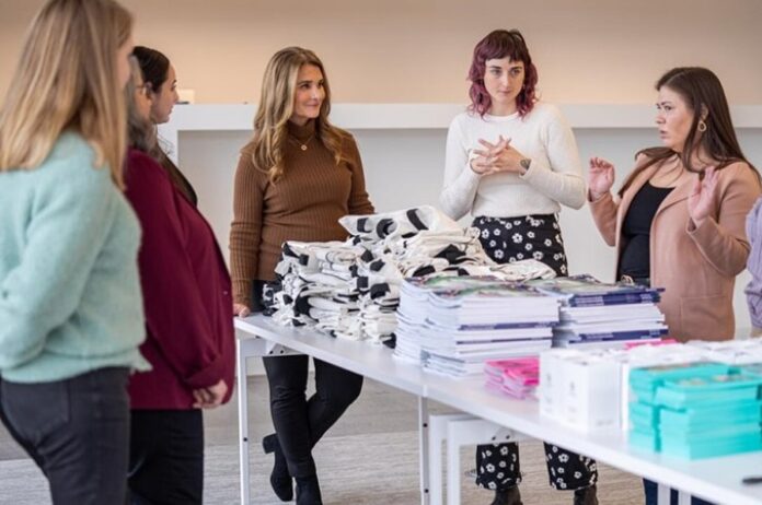 Melinda French Gates (v strede v hnedom) dáva na podporu žien miliardy. Foto - IG/M.F.G.