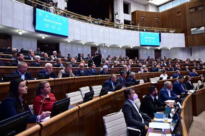 Zmena ústavy prešla. Parlament ju schválil 90 hlasmi. Foto TASR - Jaroslav Novák