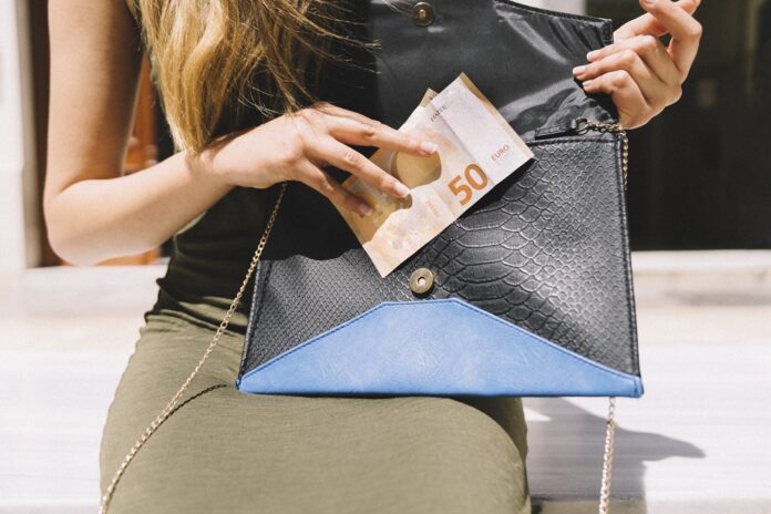 Ženy si radšej šetria ako požičajú, ukázal prieskum. Foto - freepik