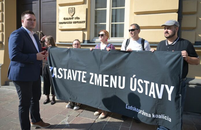 Novela ústavy mení charakter štátu, povedal za 12 organizácií riaditeľ Amnesty International Slovensko Rado Sloboda. FOTO TASR – František Iván