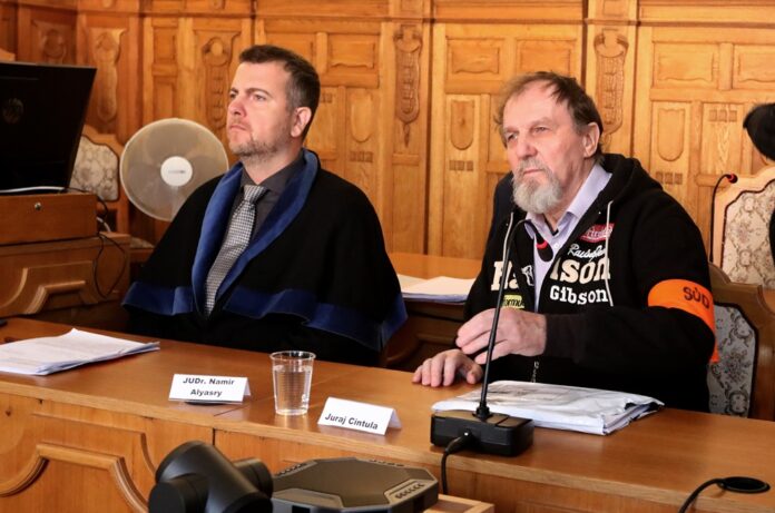 Atentátnik Juraj C. (vpravo) a jeho obhajca Namir Alyasry v súdnej sieni Špecializovaného trestného súdu (ŠTS) v Banskej Bystrici. Foto - TASR Ján Krošlák