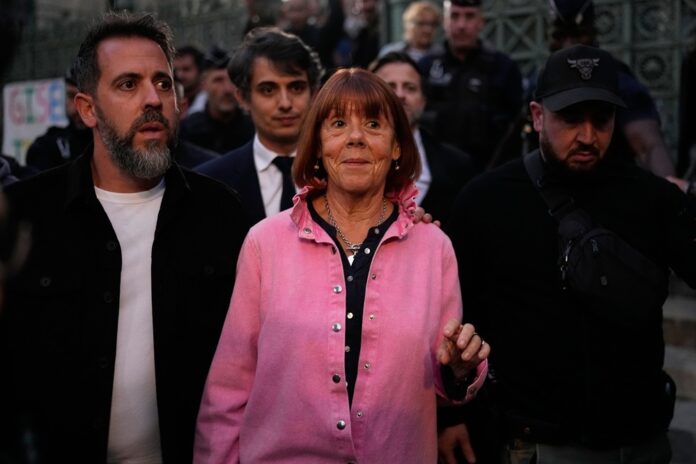 Kauza hromadného znásilnenia Pelicotovej pokračuje odvolacím súdom v Nimes, kam prišla Gisele Pelicotová so svojím synom. Foto - TASR/AP