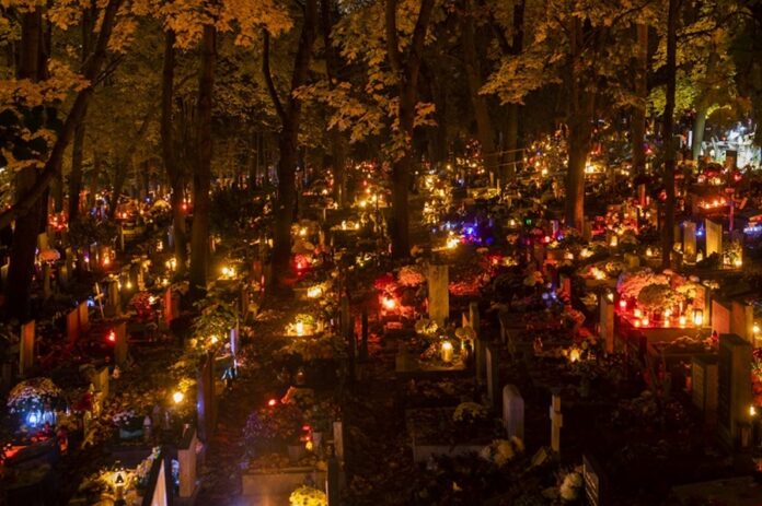 Plastové dekorácie na hroboch sú najškodlivejšie, nedajú sa recyklovať. Foto - archív TASR