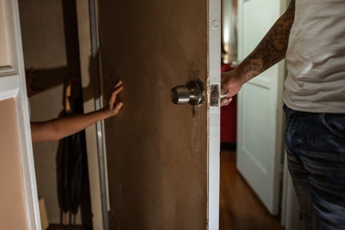 Muž škrtil manželku, obvinili ho. Foto - ZvM