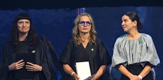 Ocenenie Biela vrana 2025 získala trojica bývalých zamestnankýň Slovenskej národnej galérie (SNG) Veronika Němcová (vľavo), Bohdana Hromádková (uprostred) a Klára Hudáková (vpravo). FOTO TASR - Jakub Kotian