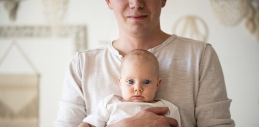 Poslankyňa a mama je terčom kritkiy. A kde sú otcovia? Ilustračné foto - freepik