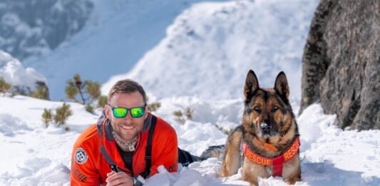Výnimočný záchranársky pes Hector: Aj keď mu nič nepoviem, všetko vie, hovorí Jakub Filipko. Foto - Albatros