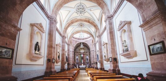 Prelomový verdikt pre obete: Kňaz ide za sexuálne zneužitie maloletého dievčaťa do väzenia. Ilustračné foto - freepik