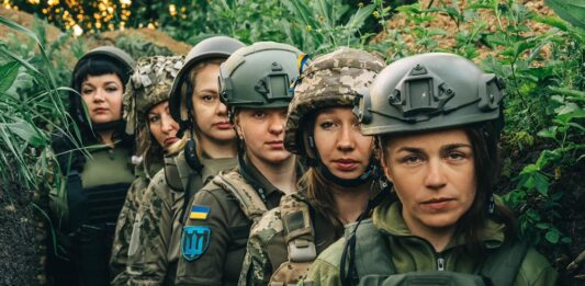 Z Kyjeva: Ženy s dokonalými nechtami v maskáčoch bojujú za dôstojnosť. Foto - https://x.com/ukraine_ua