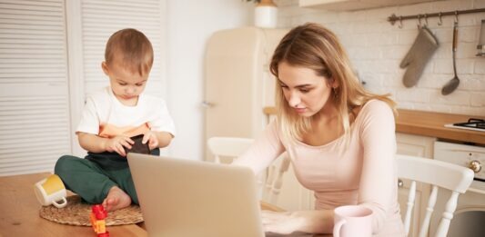 Materská dovolenka sťažuje ženám postup v práci i plat. Foto - freepik