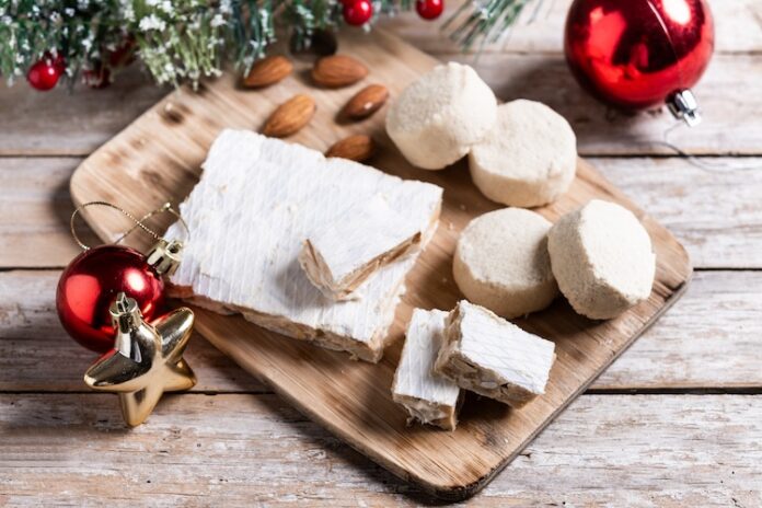 Obedové menu k 2. adventnej nedeli v bielej farbe. Fotka - Freepik