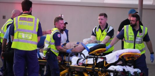 Záchranári na mieste činu. Streľba v Sydney na pláži Bondi si vyžiadala najmenej 9 obetí. Foto - TASR/AP