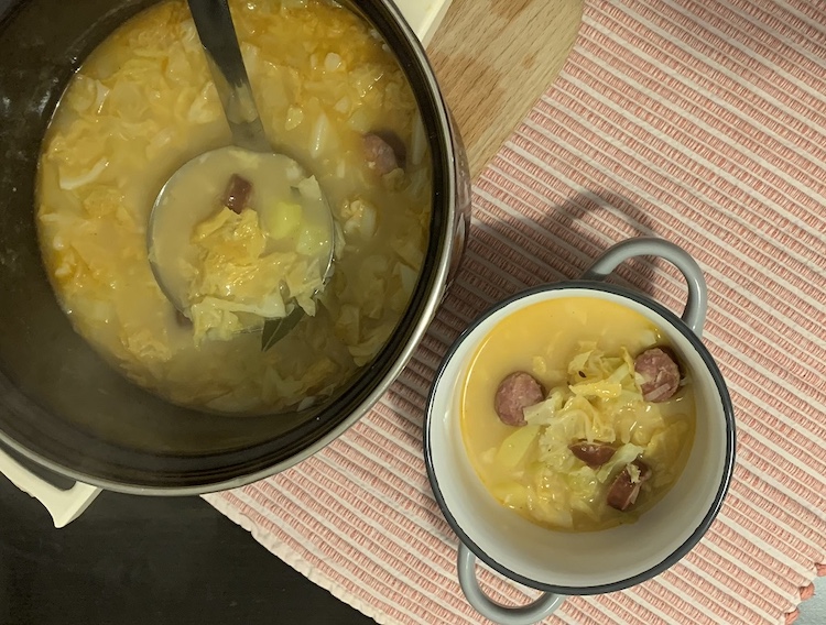 Hotová kelová polievka s klobásou. Fotka - Andrea Bunčeková