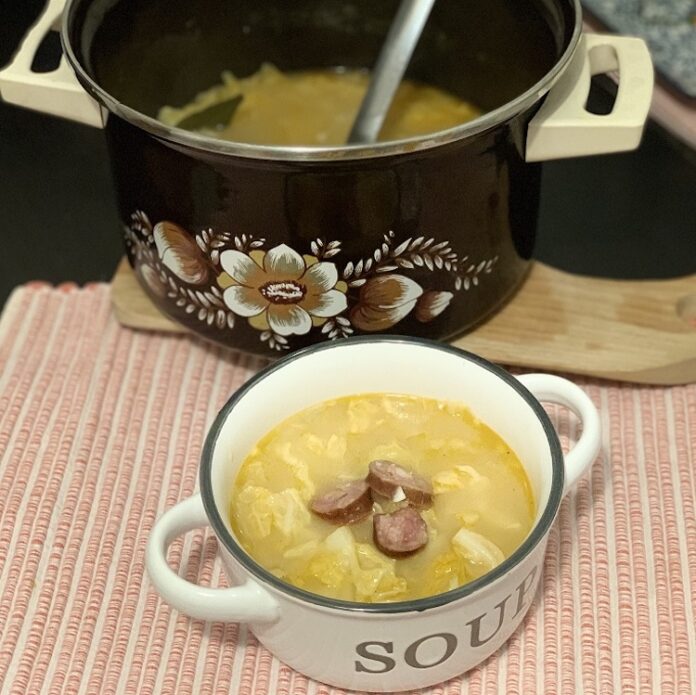 Hustá kelová polievka s klobásou do 40 minút. Fotka - Andrea Bunčeková