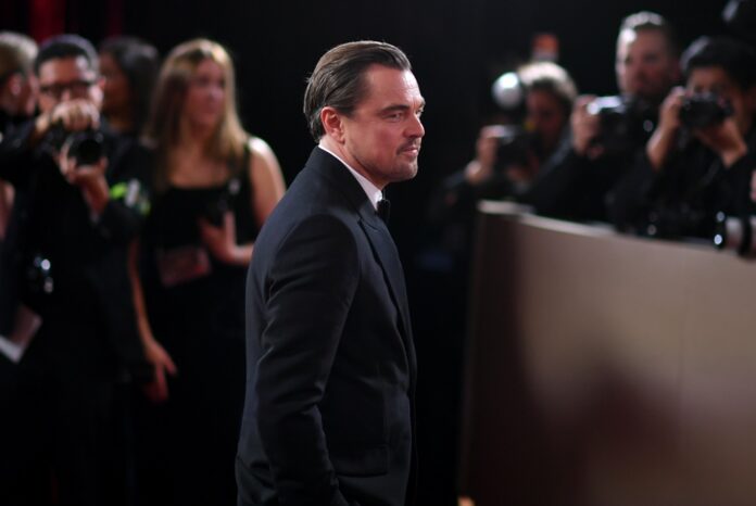 Zlaté Glóbusy 2026: Film s DiCapriom získal štyri ceny, jemu sa ušli vtipy o partnerkách. Foto - TASR/AP