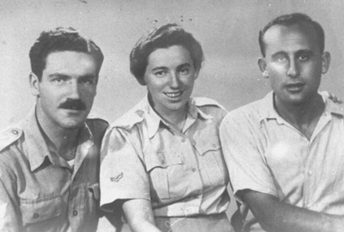 Židovskí parašutisti pod britským velením (v strede Chaviva Reiková). Odfotené v Palestíne pred septembrom 1944. Foto - Holocaust Encyclopedia