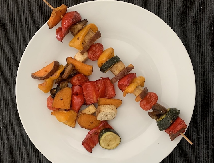 Zeleninové špízy s tofu, naservírované na tanieri. Fotka - Andrea Bunčeková