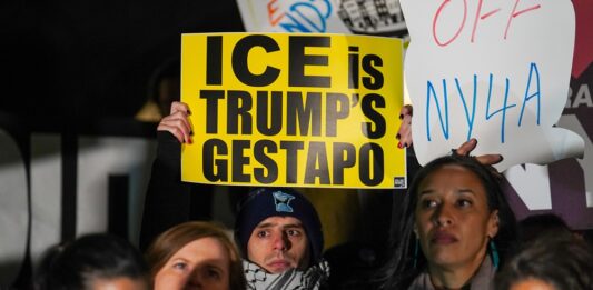 Agent ICE zastrelil mamu, ktorá vzala do školy syna. Trump o nej hovorí ako o teroristke. Foto - TASR/AP