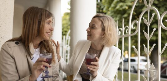 Najlepší anti-age recept pre ženy? Byť medzi ľuďmi. Foto - freepik