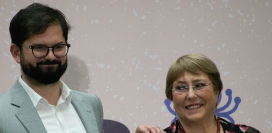 Čile oficiálne nominovalo svoju bývalú prezidentku Michelle Bacheletovú na post šéfky OSN, oznámil končiaci prezident Gabriel Boric (vľavo). Foto - TASR/AP