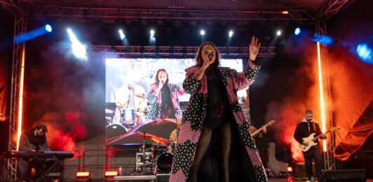 Trenčín 2026: Móda otvorila Európske hlavné mesto kultúry aj zvukmi šijacích strojov fabrík Ozeta a Makyta. Vystúpila aj Emma Drobná. Foto - FB/Trencin