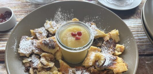Nadýchaný, jemný a dokonale voňavý cisársky trhanec (Kaiserschmarrn), ktorý chutí ako z alpskej chaty. A hotový je za pár minút. Foto - ZvM
