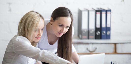 Umelá inteligencia pripraví o prácu viac žien než mužov. Čo s tým môžeme robiť. Foto - freepik