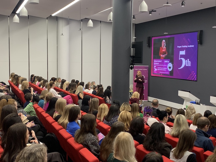 Ženský leadership v AI ére a jeden z keynote talkov na túto tému. Fotka - Zuzana Zsilleová