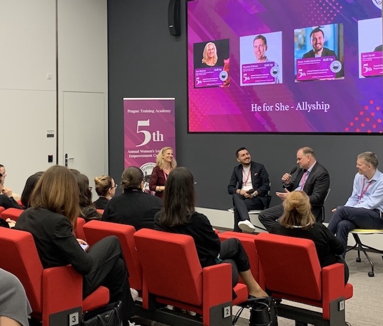 Panelová diskusia s názvom He for She. Fotka - Zuzana Zsilleová