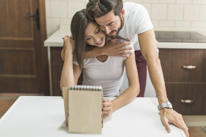Kto drží kasu? Ženy si veria, veľké rozhodnutia však často robia muži. Foto - freepik