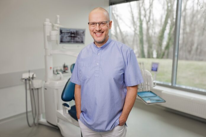 Renomovaný zubný lekár Alexander Schill. Foto - Schill Dental Clinic