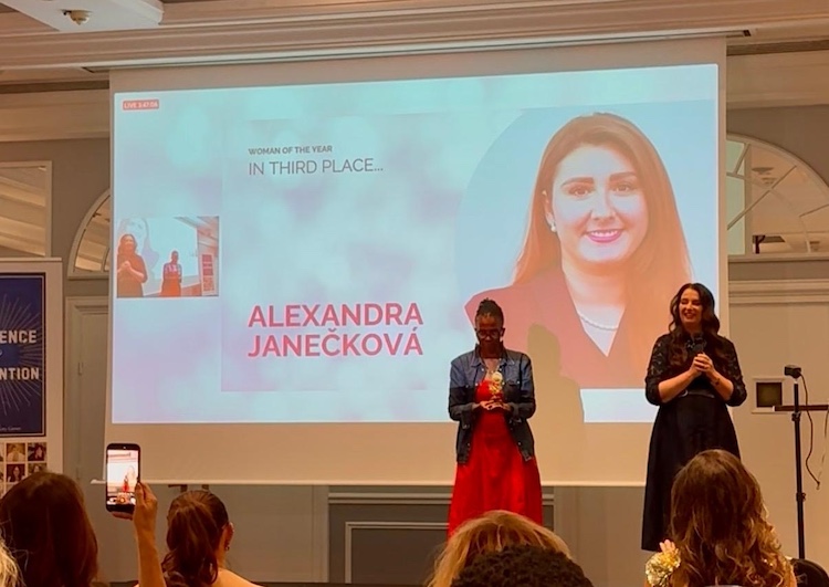 Slovenka Alexandra Janečková na odovzdávaní cien WCHWA v Paríži. Fotka - Kamila Paličková