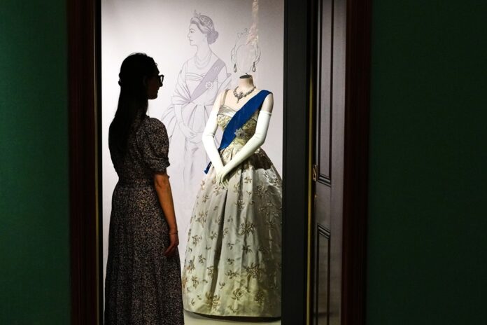 Životopis o kráľovnej Alžbete II. napíše žena, rozhodol kráľ. Na snímke výstava s návom 