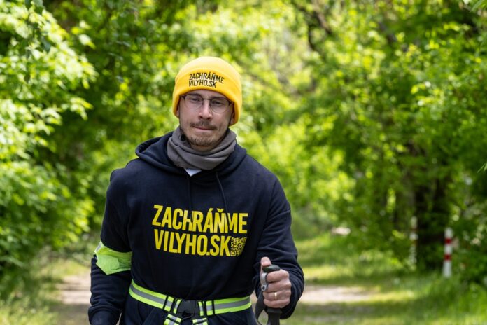 Otec Richard Olexa po 17 dňoch a 437 km dorazil pešo z Košíc do Bratislavy, aby zachránil svojho syna. Foto - Martin Crep