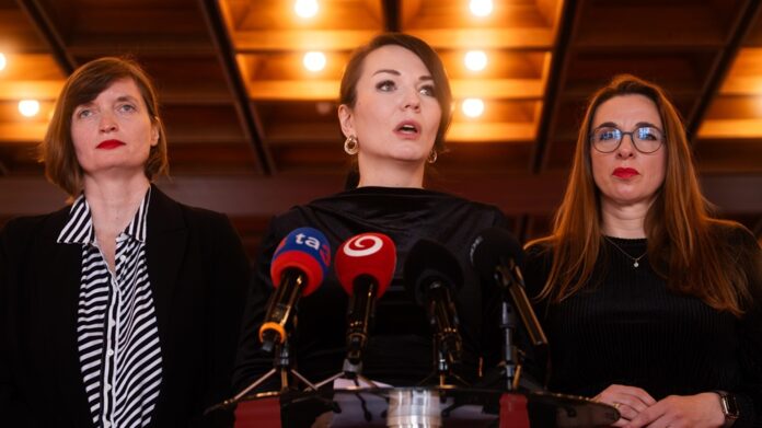 Parlament schválil rovnaké odmeňovanie mužov a žien až po tlaku z Bruselu, upozorňujú poslanykne PS: Lucia Plaváková (zľava), Beáta Jurík a Simona Petrík. Foto - PS