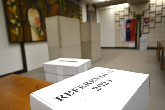 V histórii Slovenska sme mali iba jedno platné referendum. Foto - TASR/Radovan Stoklasa