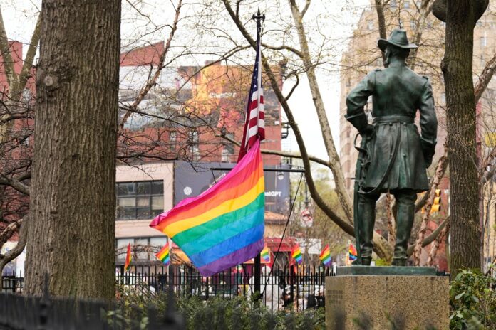 Dúhová vlajka opäť veje s americkou vlajkou pri pamätníku Stonewall v New Yorku. Foto - TASR/AP