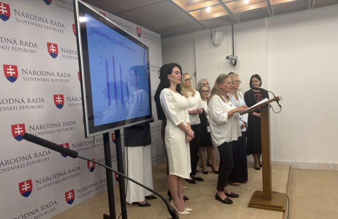 Prvý výskum o násilí na političkách prišli na tlačovú besedu okomentovať koaličné aj opozičné poslankyne. Foto - ZvM